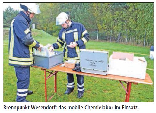Brennpunkt Wesendorf: das mobile Chemielabor im Einsatz.