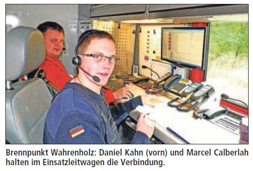Brennpunkt Wahrenholz: Daniel Kahn (vorn) und Marcel Calberlah halten im Einsatzleitwagen die Verbindung.