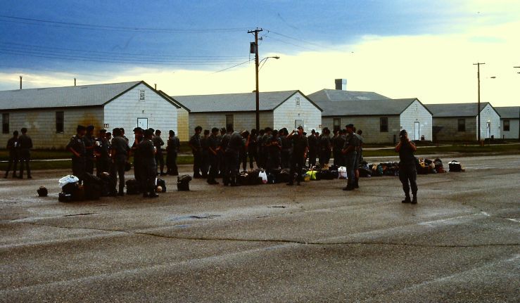 08.07.1989 Warten auf die Abfahrt nach Winnipeg in Shilo