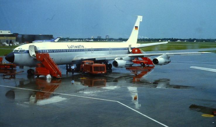 08.07.1989 Boing 707 1001 der Flugbereitschaft in Winnipeg
