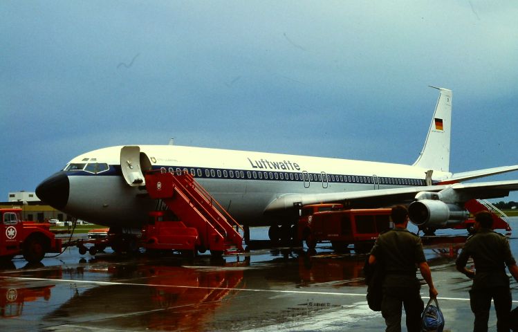 08.07.1989 Einsteigen ins Flugzeug in Winnipeg