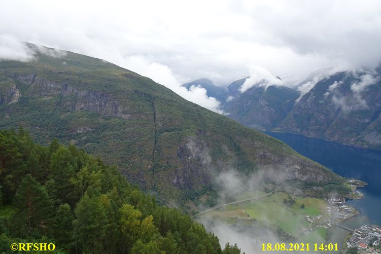 Aurlandsfjorden vom Stegasteinen