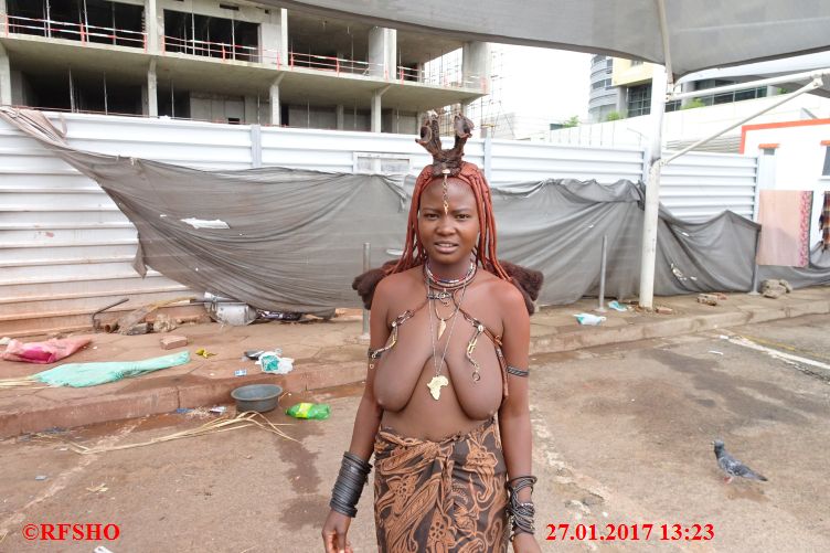 Windhoek, , Himba Frauen verkaufen Schmuck