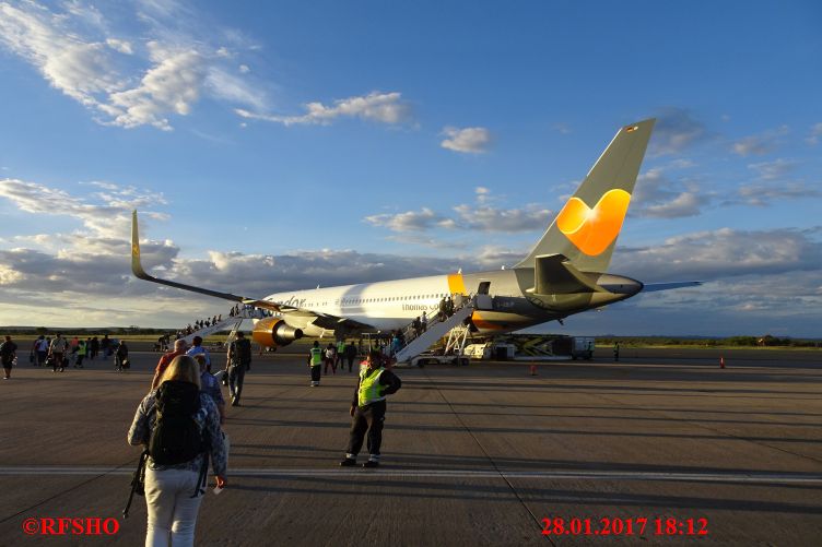 Windhoek Aiport WDH, Rückflug nach FRA mit Condor Boing 767-300 D-ABUP