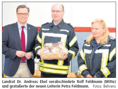 Landrat Dr. Andreas Ebel verabschiedete Rolf Feldmann (Mitte) und gratulierte der neuen Leiterin Petra Feldmann. Foto: ©Behrens