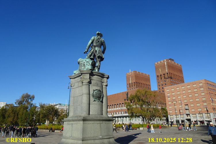 Oslo, Rådhusplassen − Tordenskioldsstatuen