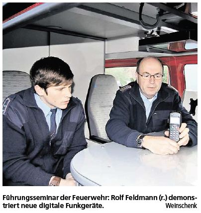 Führungsseminar der Feuerwehr: Rolf Feldmann (r.) demonstriert neue digitale Funkgeräte.Weinschenk