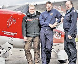 Drei Männer, sechs Augen und viel Erfahrung: Oliver Glaschke, Christian Ahäuser und Rolf Feldmann (von links) heben in Hildesheim ab. Der
Forstinspektor, der Pilot und der Brandmeister bilden ein Team.