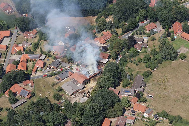 Im Landkreis Nienburg steht eine Scheune in Flammen. Foto: Anke Donner