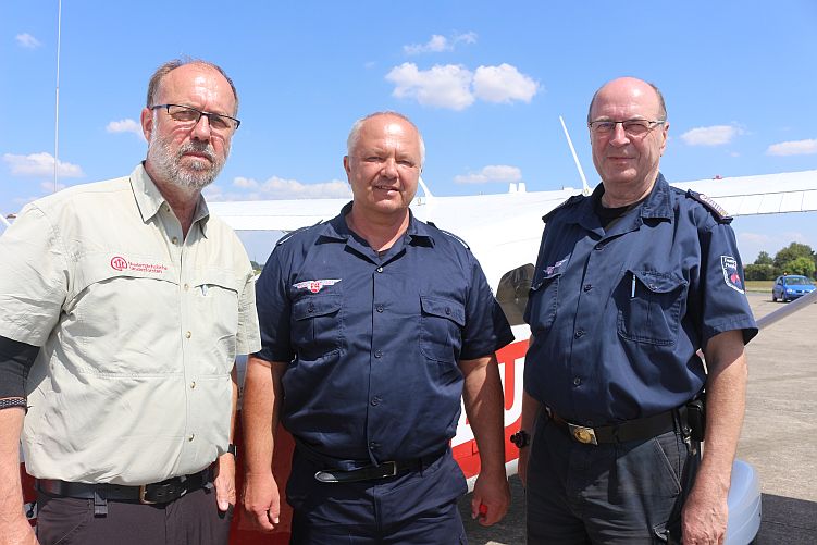 Thomas Behling, Dr. Jochen Pischel und Rolf Feldmann vor der Cessna. Foto: Anke Donner